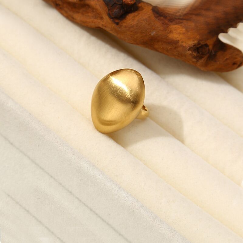 Anello in oro spazzolato bombato