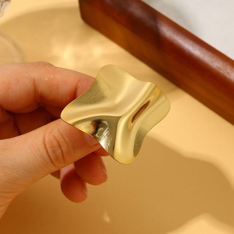 Anello in oro quadrato con foglia spiegazzata martellata