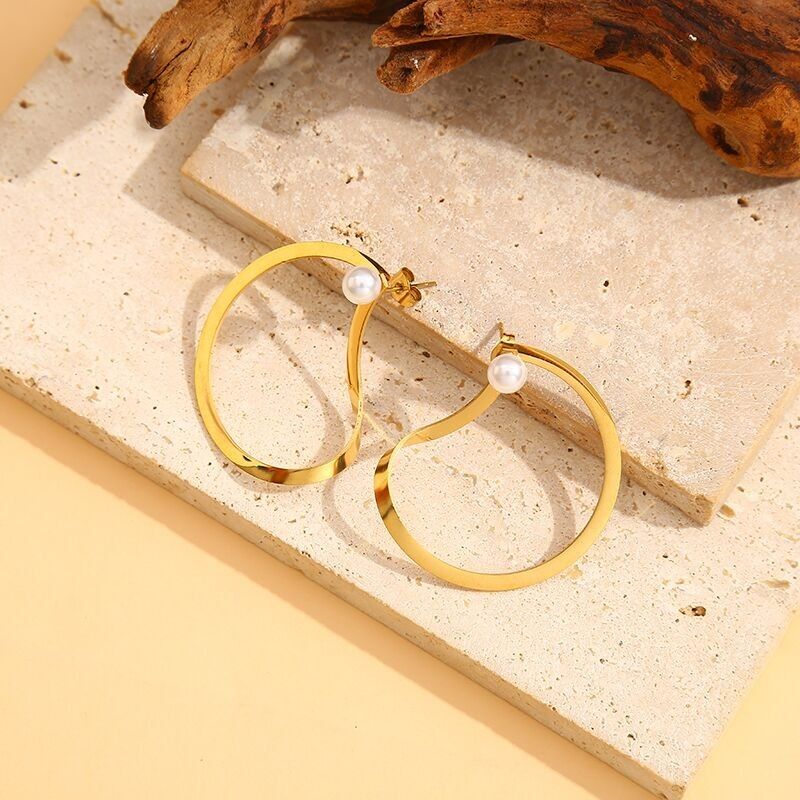 Orecchini a cerchio irregolare in oro con perla