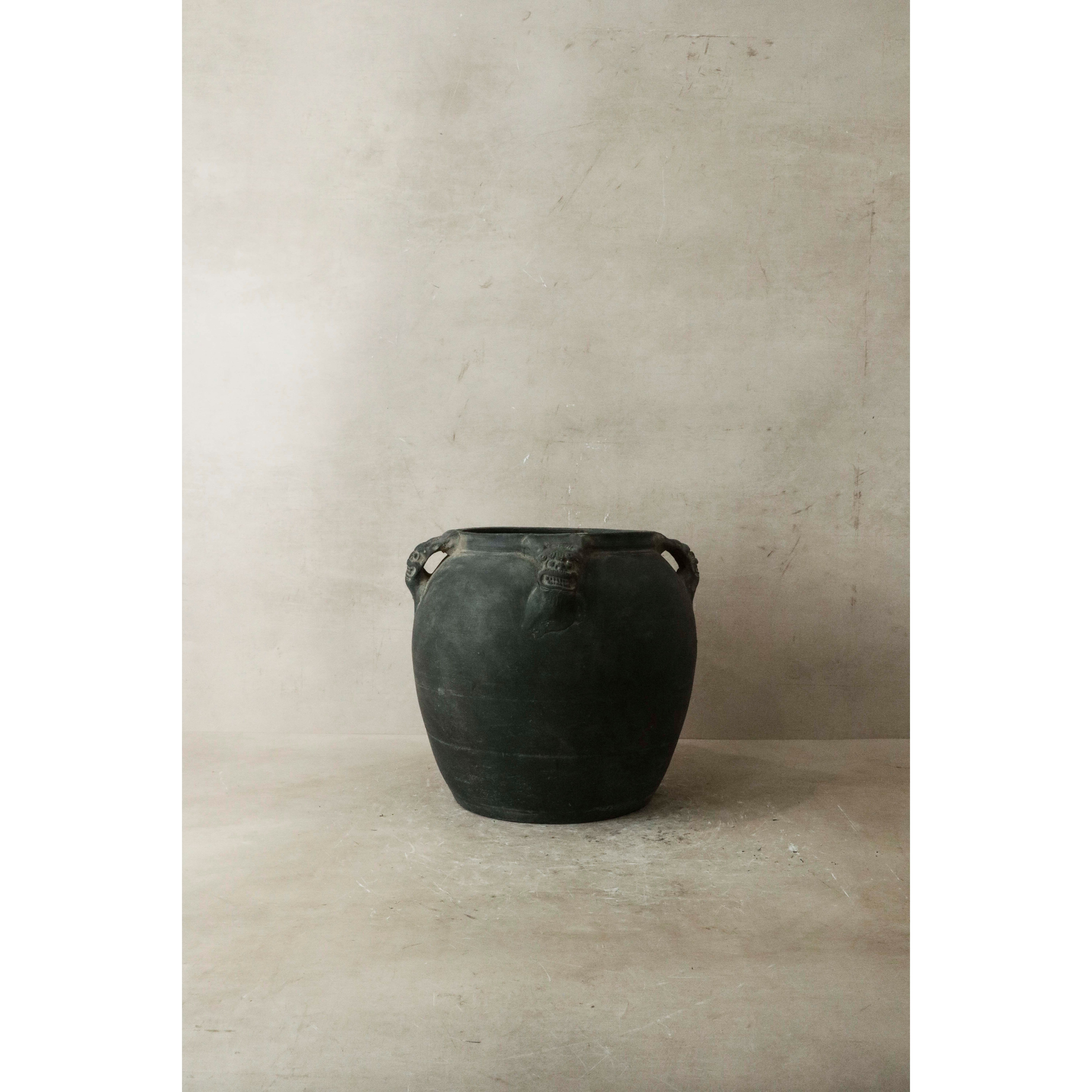 Vintage Lion Ears Dark Pot - De4.6