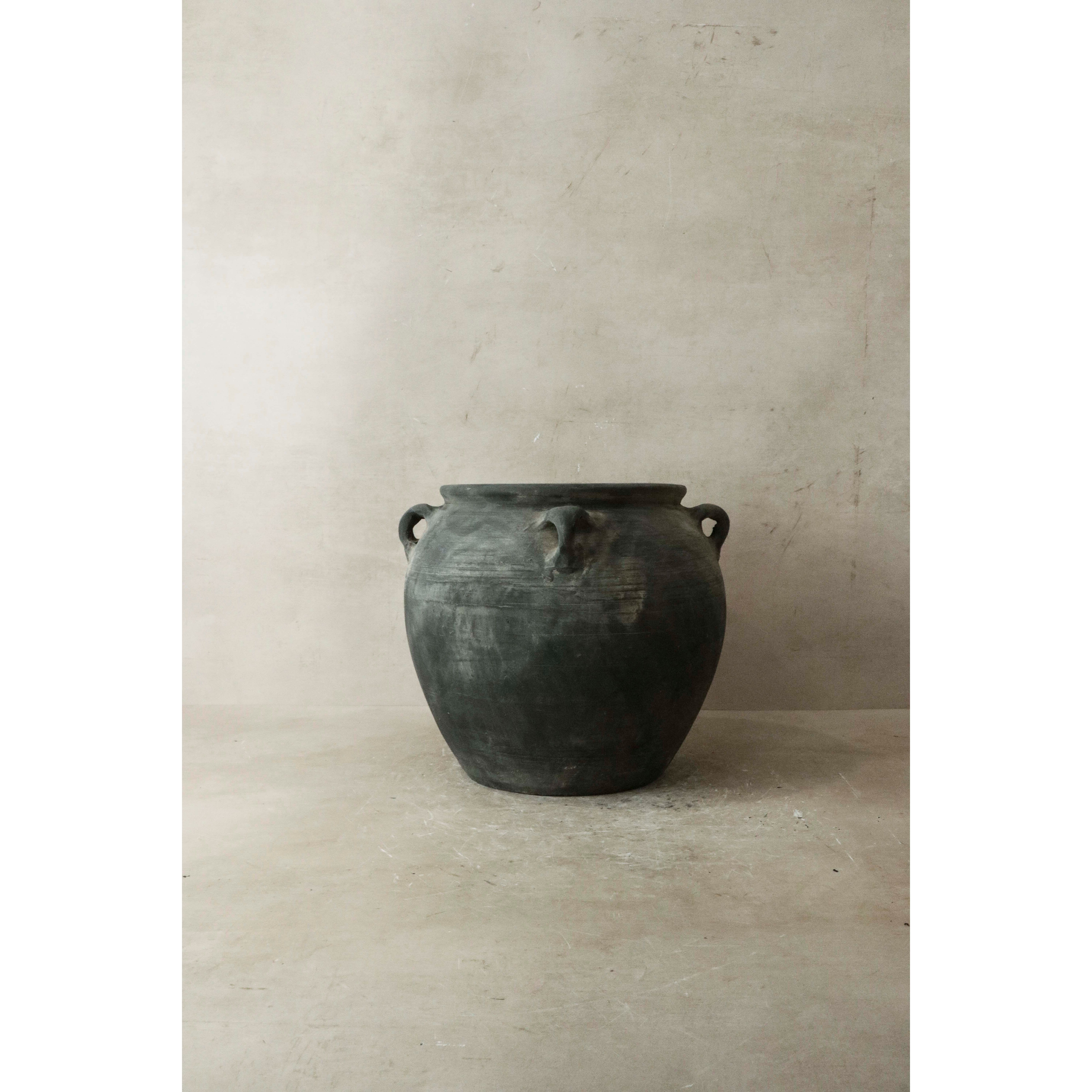Vintage Dark pot with ears - E4.21