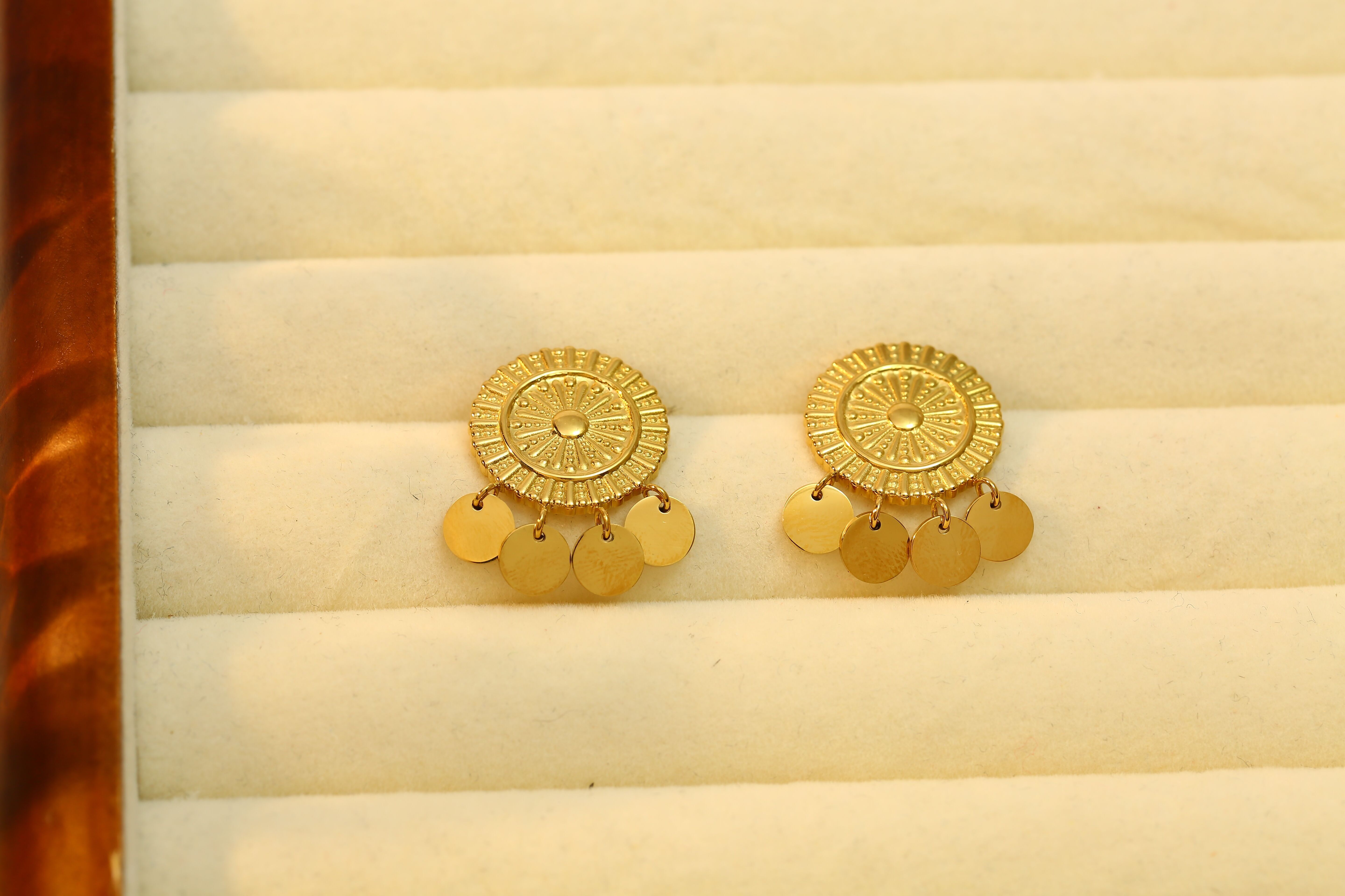 Orecchini a bottone rotondi con strass e nappe