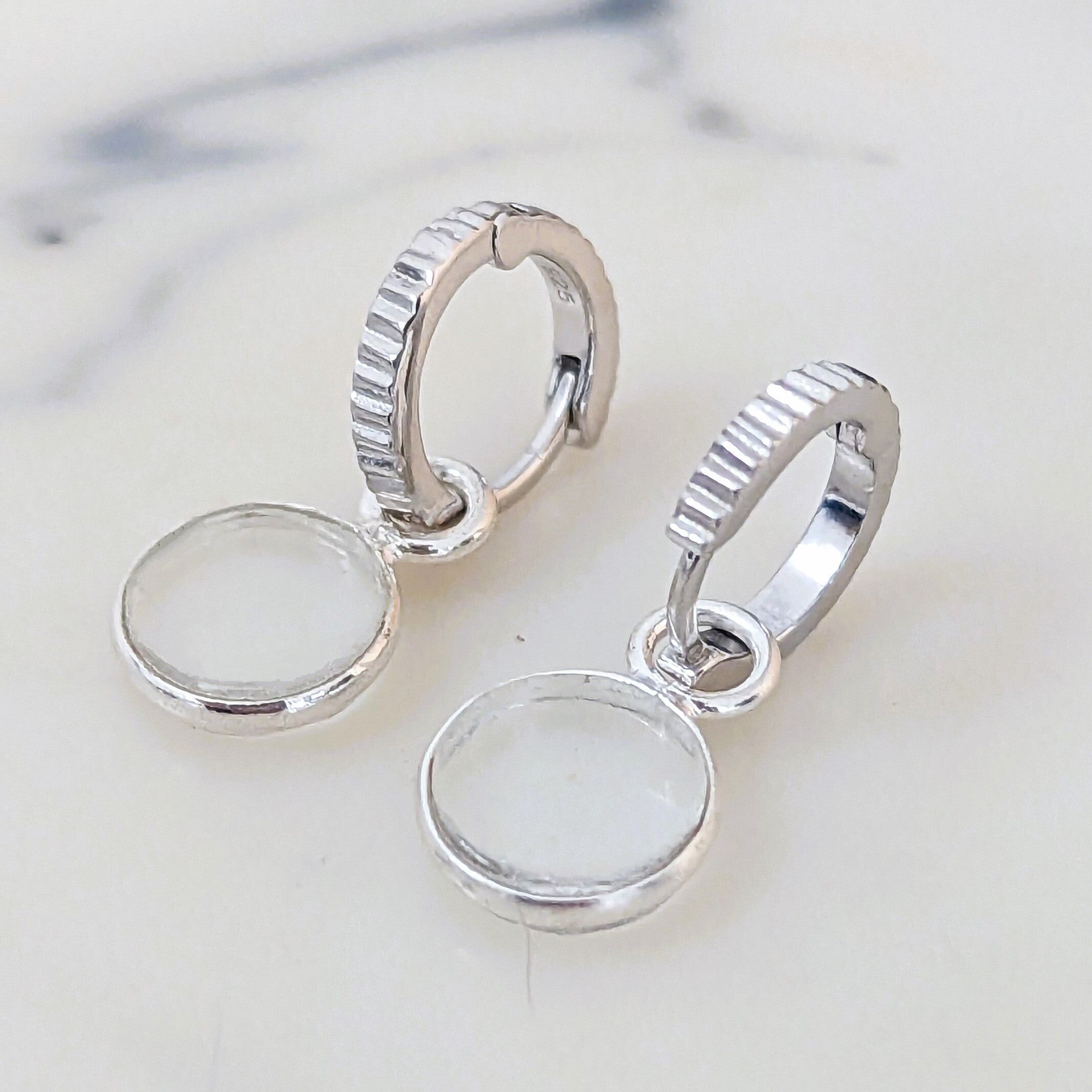 Die runden Ohrringe aus klarem Quarz