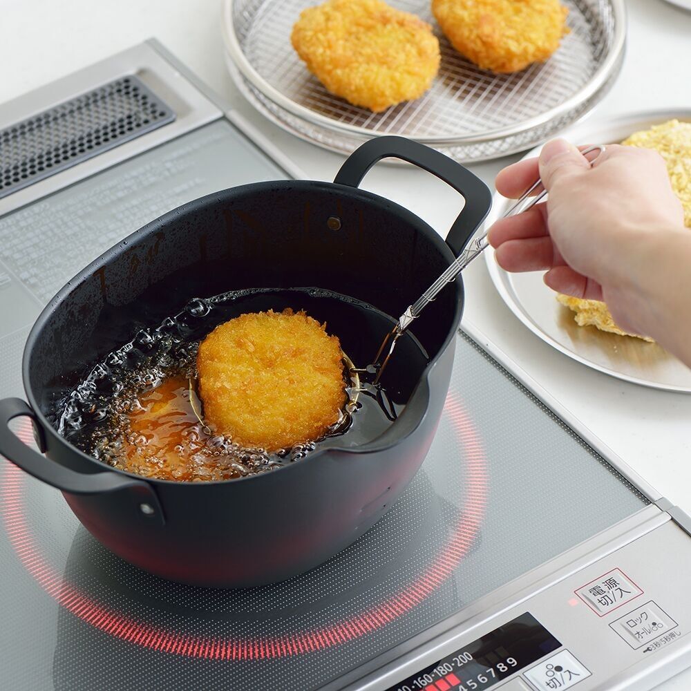 Japanischer Frittiertopf aus schwarzem Stahl mit Ausgießer und drei Ölmengenanzeigen (Deep Fry Pot) – Aikata / YOSHIKAWA-Kollektion