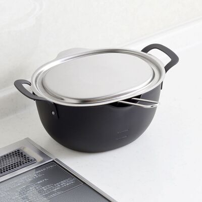 Japanese deep frying pot in black steel with a pouring spout and three oil volume indicators (Deep Fry Pot) - Aikata / YOSHIKAWA collection