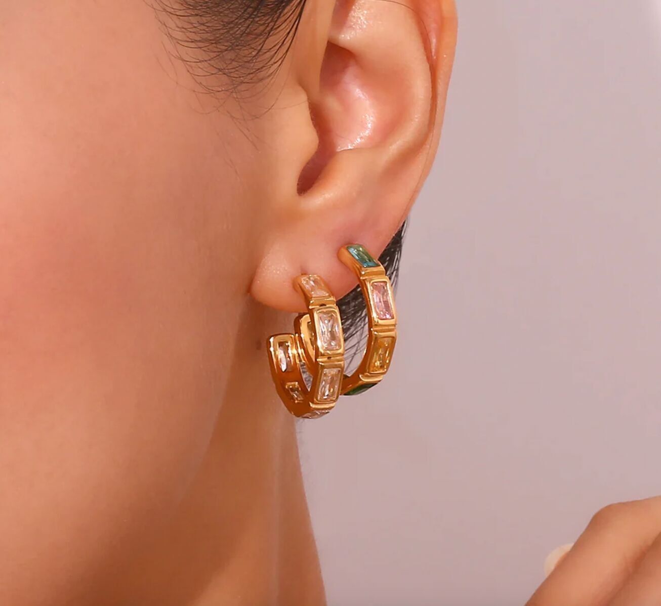 Orecchini a cerchio baguette colorati con zirconi