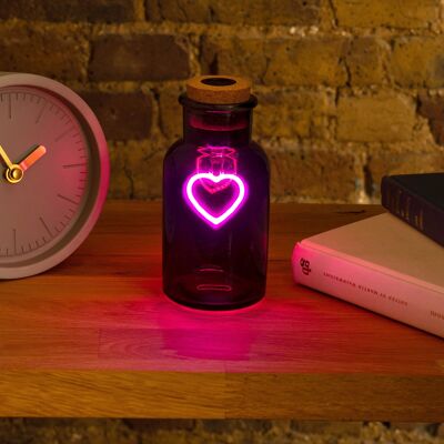Potion d'amour - Coeur rose fluo dans une bouteille en verre