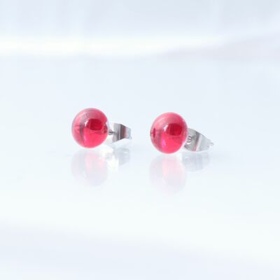 Glänzende Ohrringe aus rotem Glas