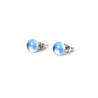 Glänzende Ohrringe aus himmelblauem Glas