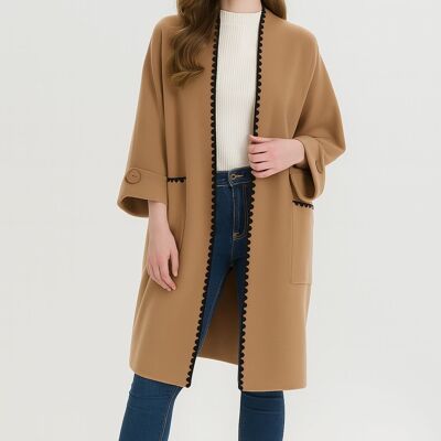 Cappotto oversize con bordi in maglia pesante, tasche e bottone decorativo sulle maniche