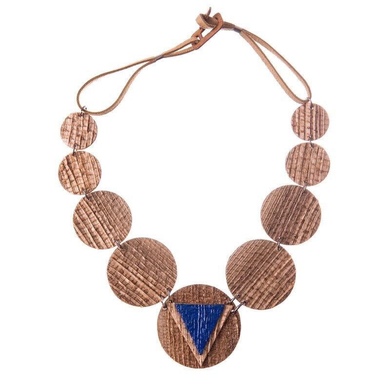 Collana Equilibrium blu navy: orecchini statement eleganti e sostenibili realizzati con materiali riciclati