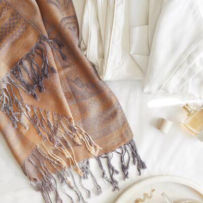 Pashmina in pizzo vintage dorato e paisley con nappe