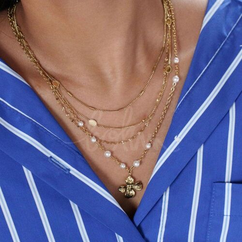 Collier Fleurine - pendentif fleur texturée et perles de résine blanche