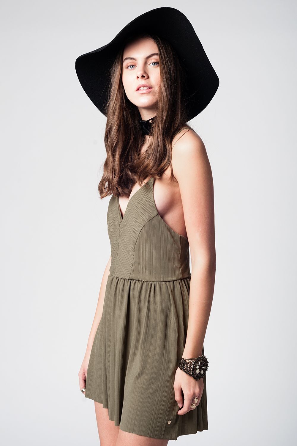 Khakifarbener Strampler mit nackten Schultern