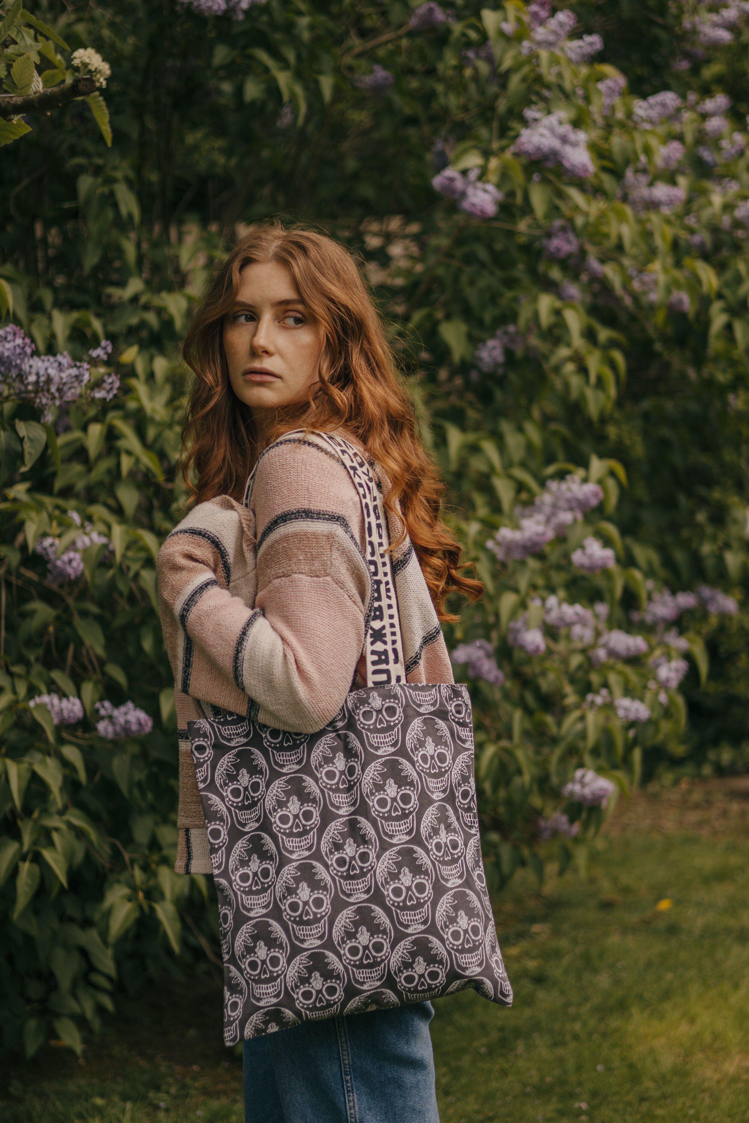 Borsa tote con stampa teschio grigio