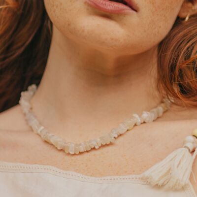 Collar con chips de piedra lunar en bruto
