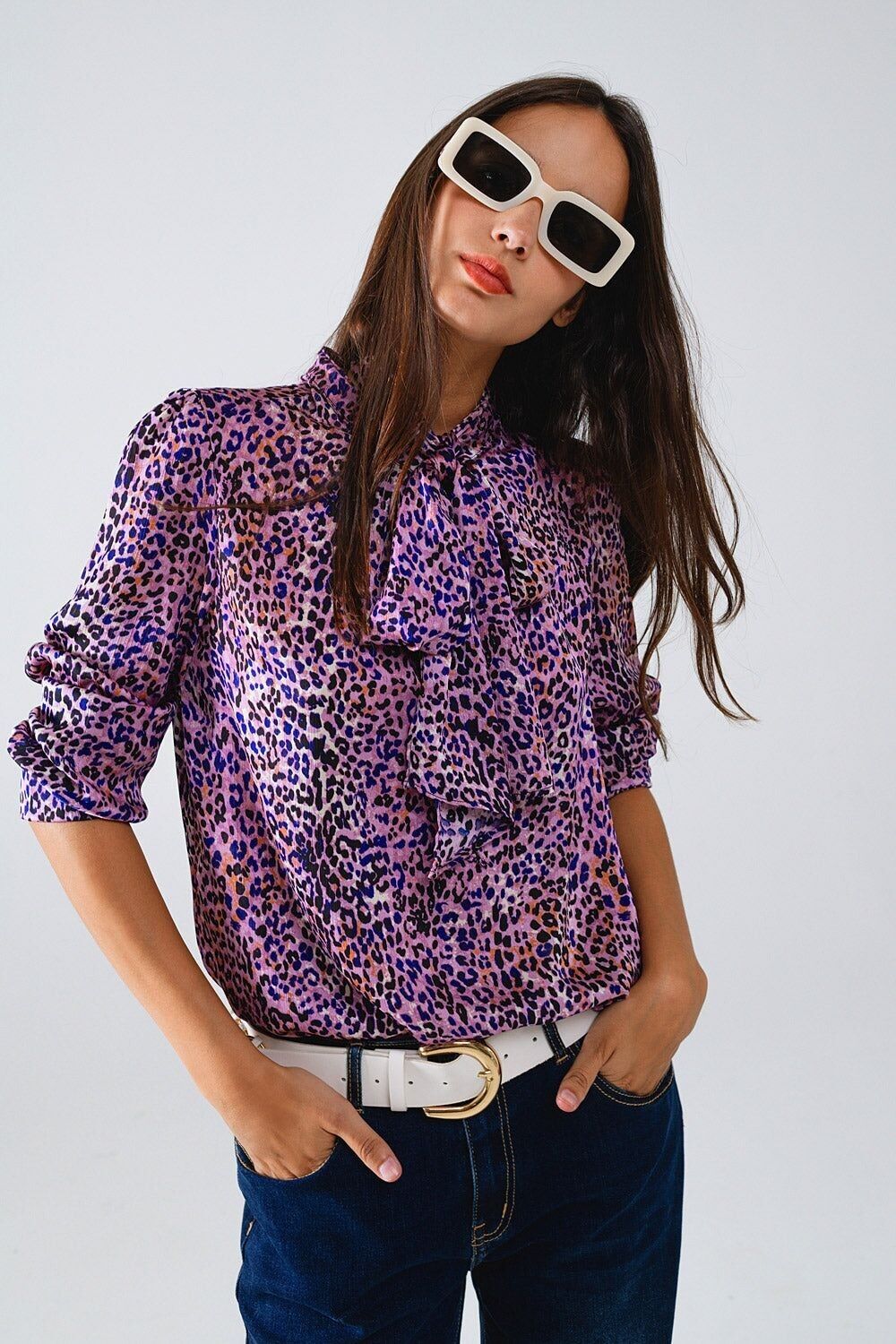 Blusa morada con estampado animal y lazo en el cuello