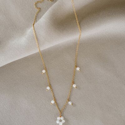 Collar con colgante de flor de piedra lunar en tono dorado