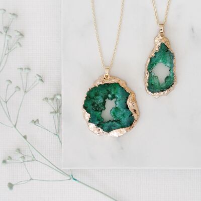 Collana con pendente in agata verde grezza lunga e tono oro