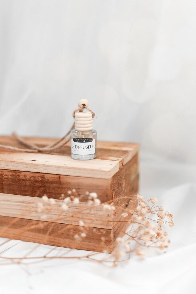Car diffuser with dried flowers to hang