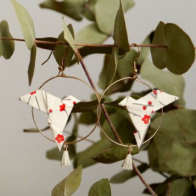 Aros de origami - palomas y pompones de color crudo con flores rojas
