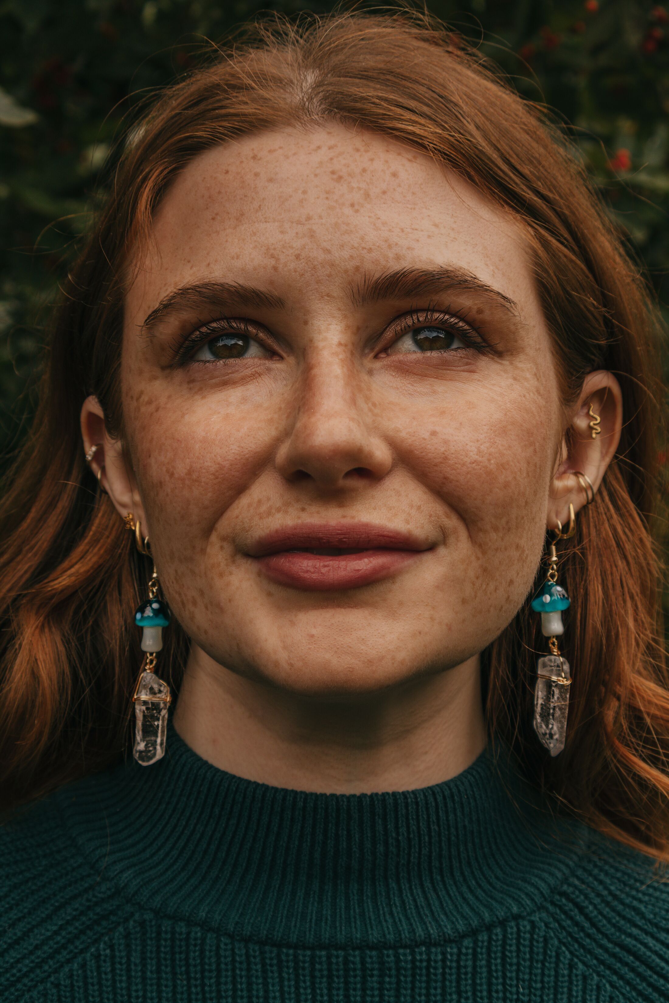 Orecchini in oro con turchese a forma di fungo e quarzo grezzo