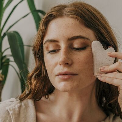 Gua Sha en cristal de quartz avec pochette en forme de tête de mort noire