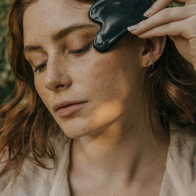 Gua Sha en cristal d'obsidienne noire avec pochette en forme de crâne noir