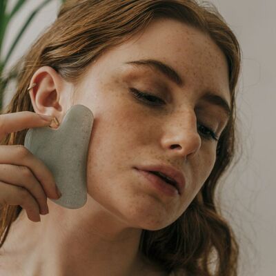 Gua Sha en cristal de jade avec pochette en forme de crâne noir