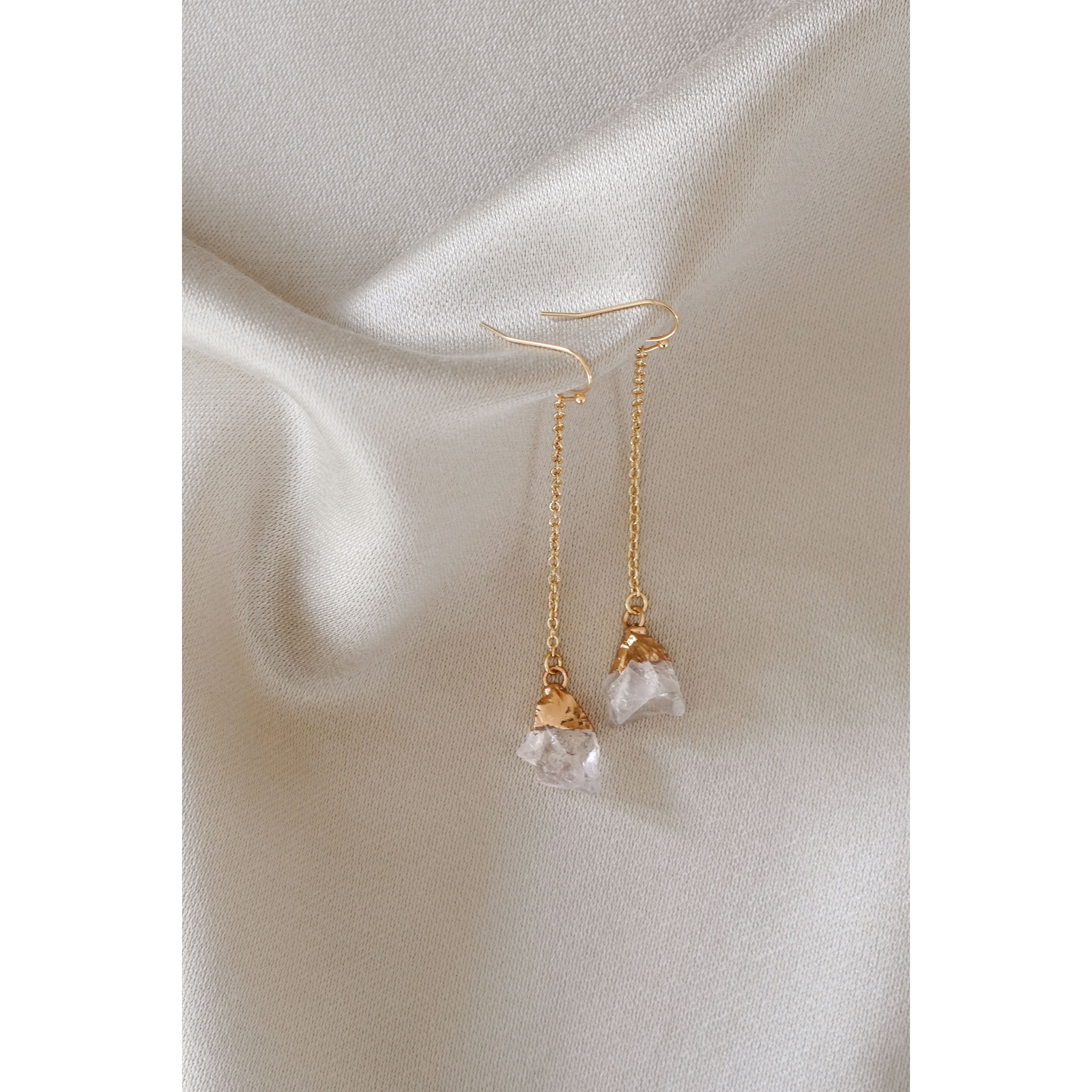 Orecchini pendenti in quarzo grezzo color oro