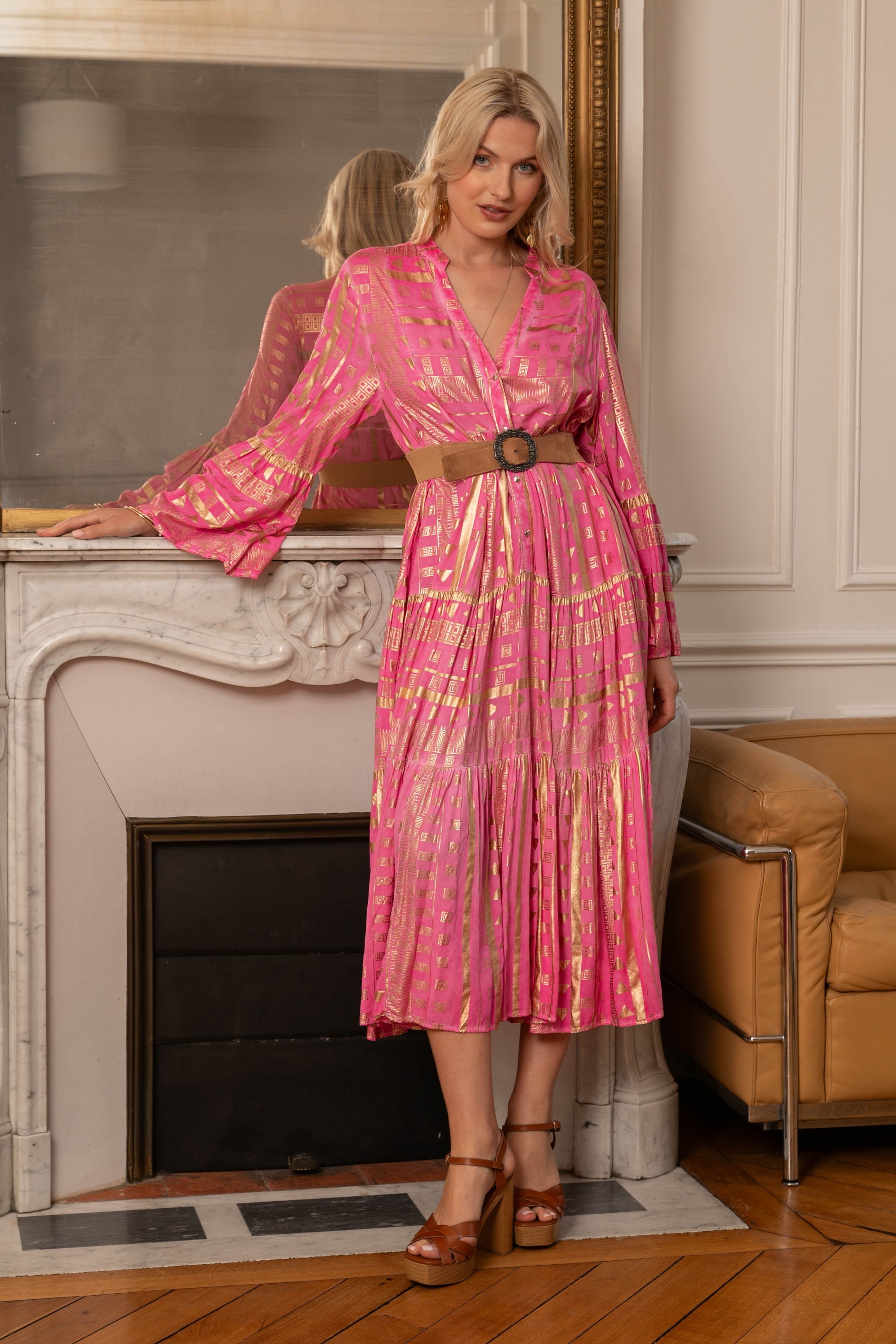 Abito lungo con stampa geometrica con effetto dorato, abbottonato sul davanti