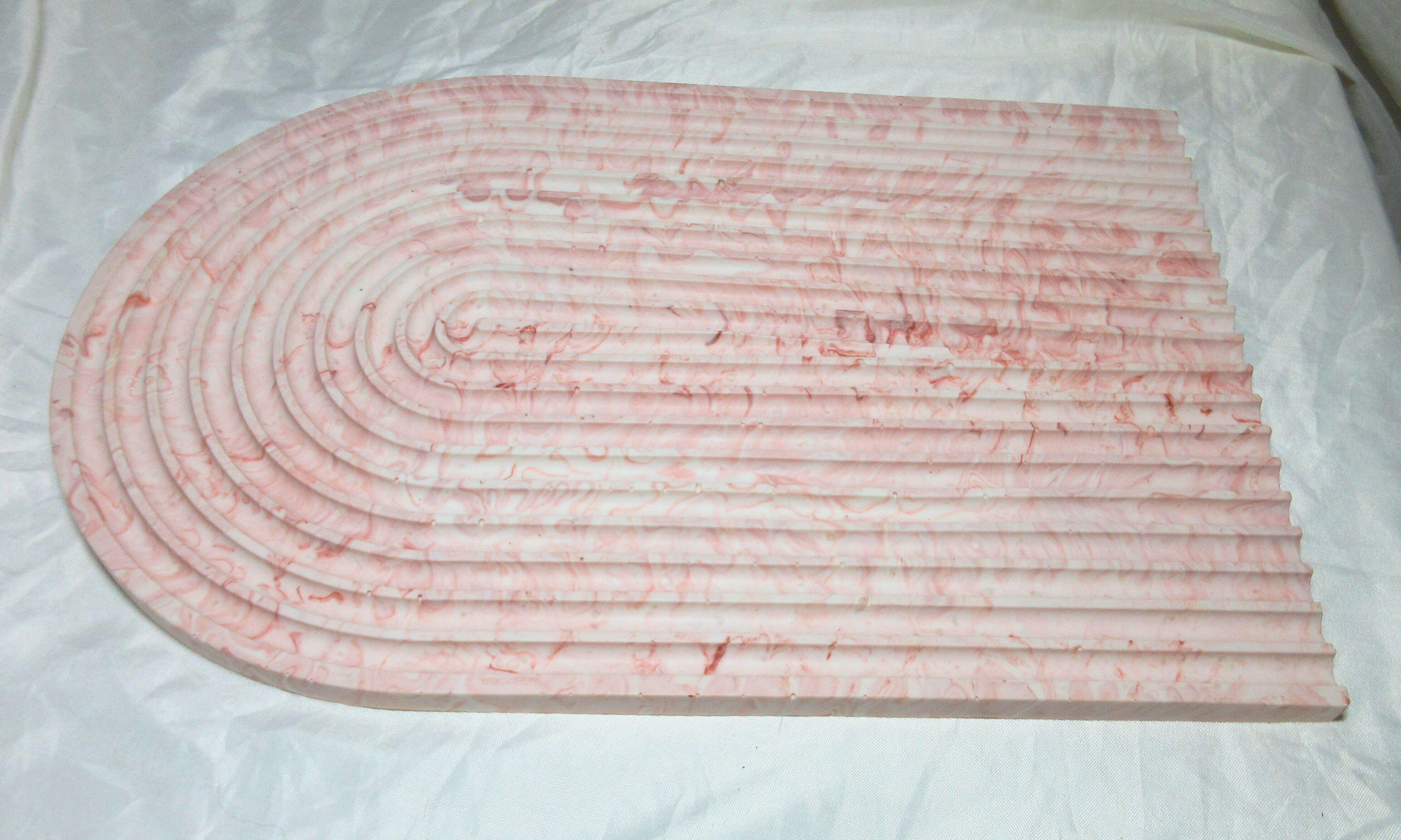 Il vassoio Déborah, realizzato in jesmonite.