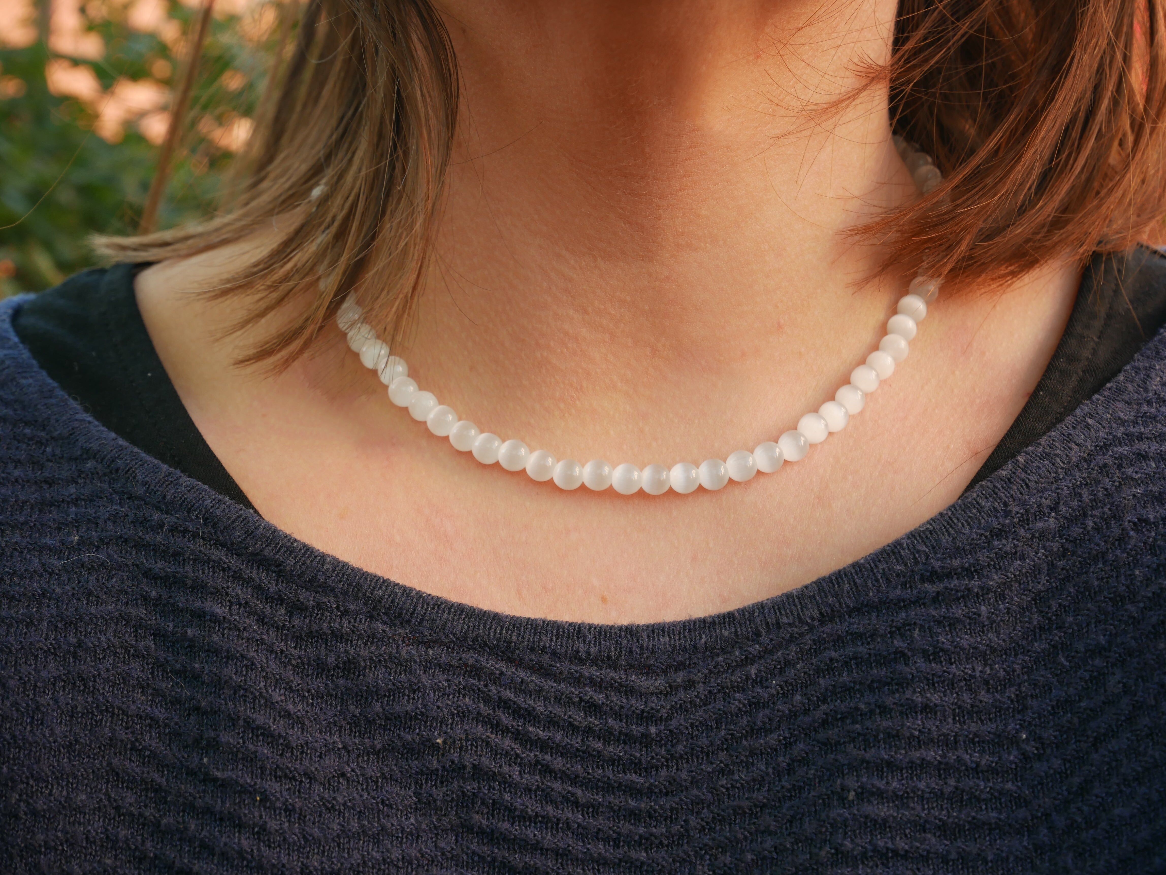 Halskette oder Halsband aus Selenit, Lithotherapie