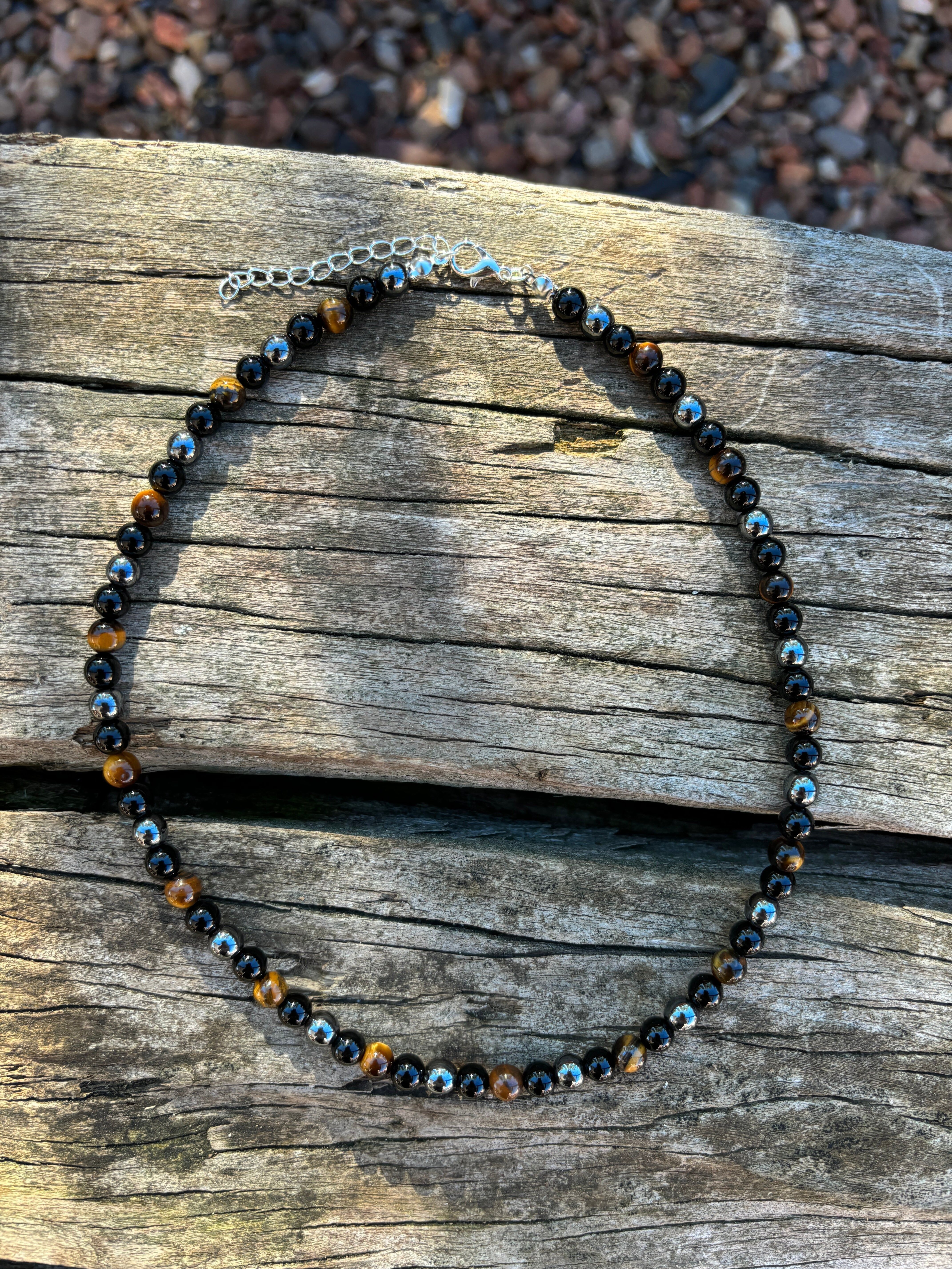 Collana in occhio di tigre, ematite e onice nero, prodotta in Francia