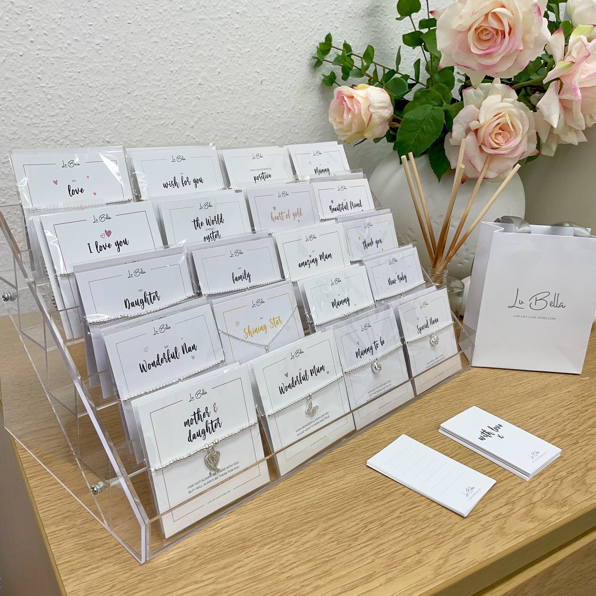 Conjunto de 60 piezas de joyas con motivos del Día de la Madre y expositor para punto de venta