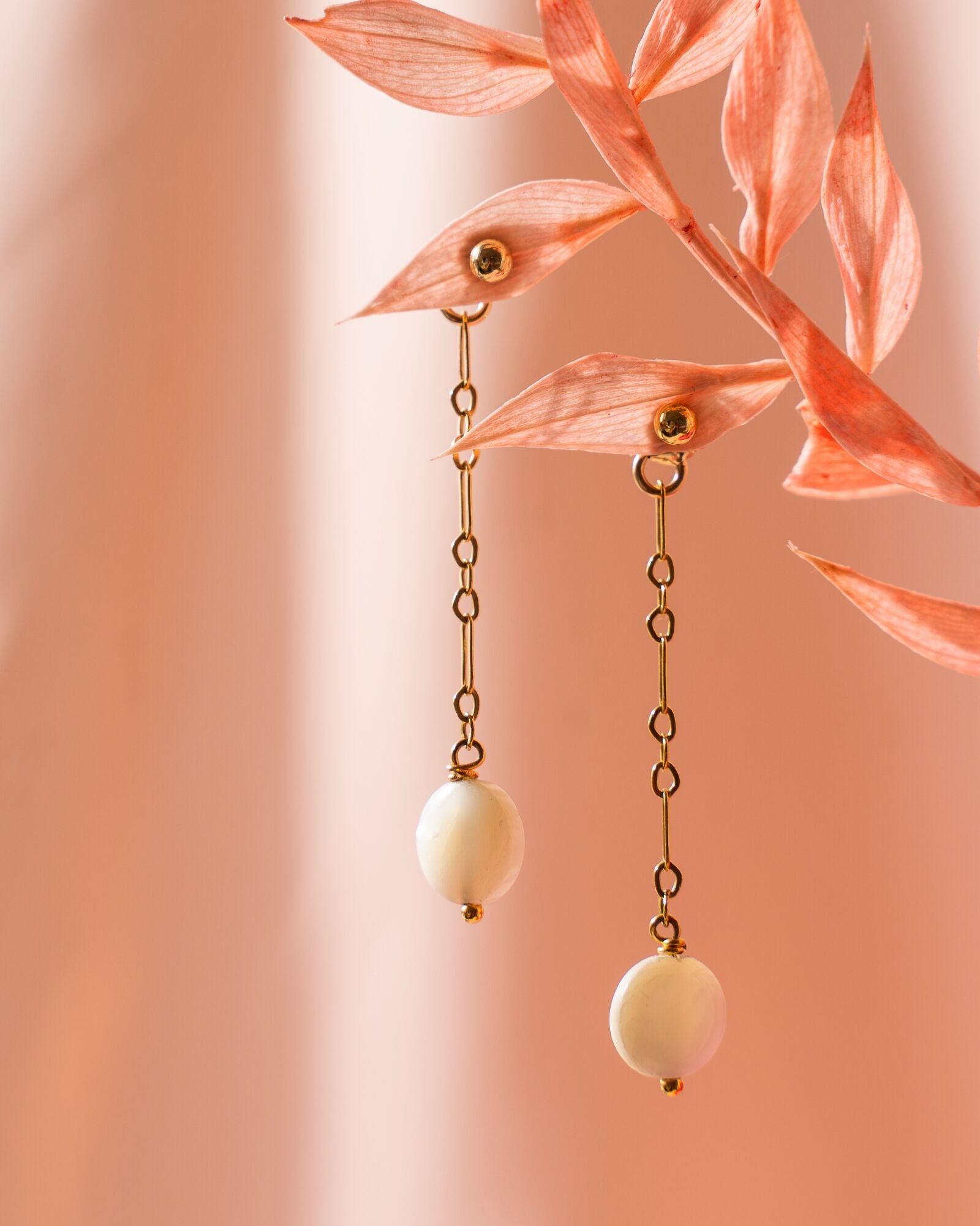 Orecchini Sylvaine: delicati ornati da una perla di madreperla