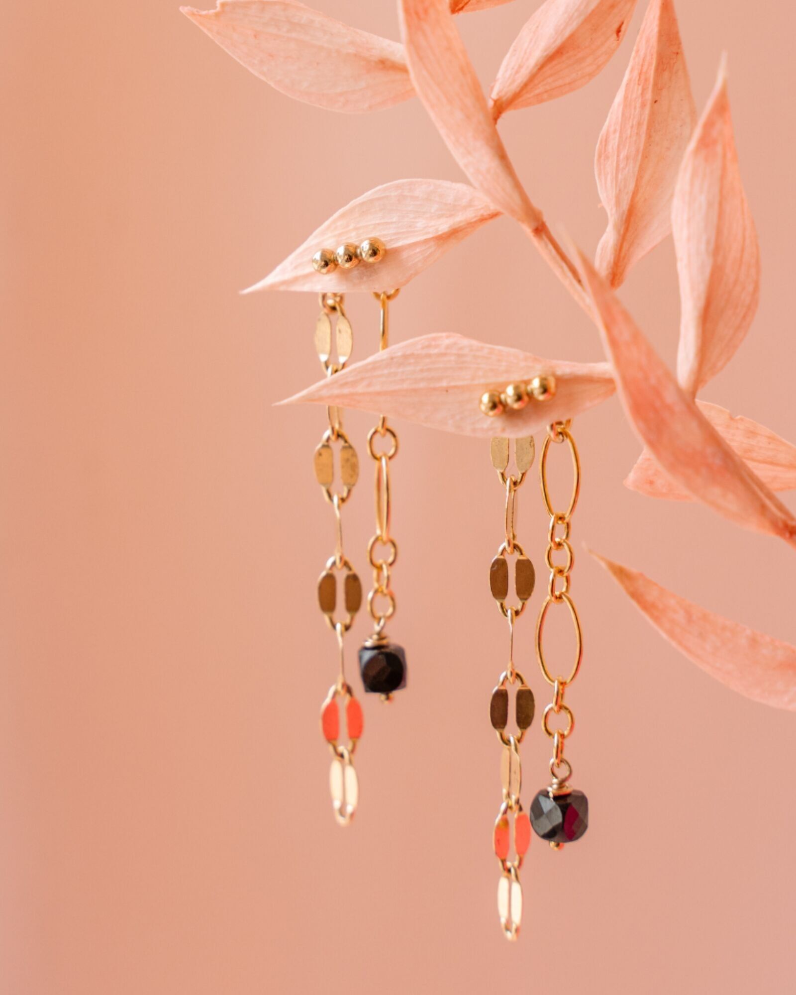 Orecchini Vulcain: delicati con il loro grazioso spinello nero