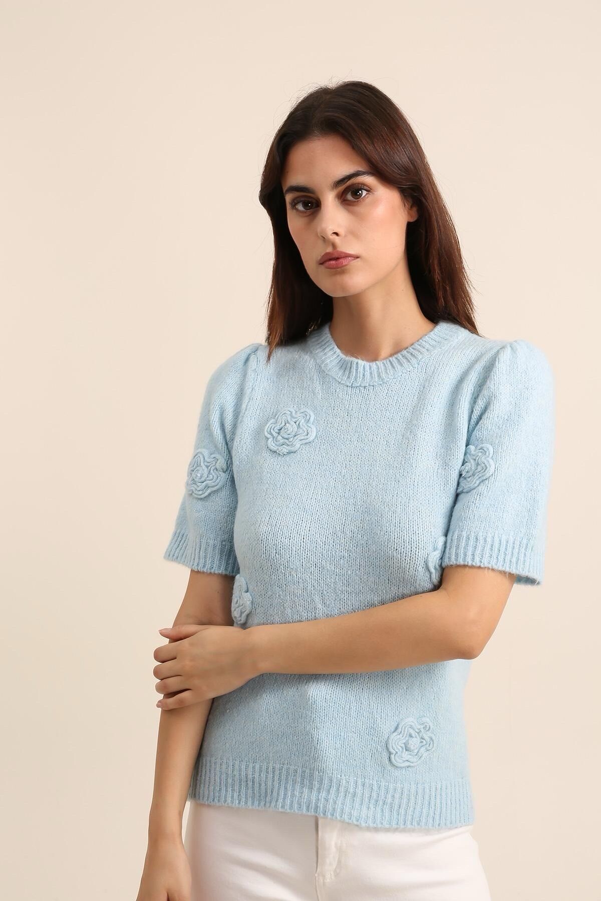 Maglia decorata con fiori lavorati a maglia RIF. 50768