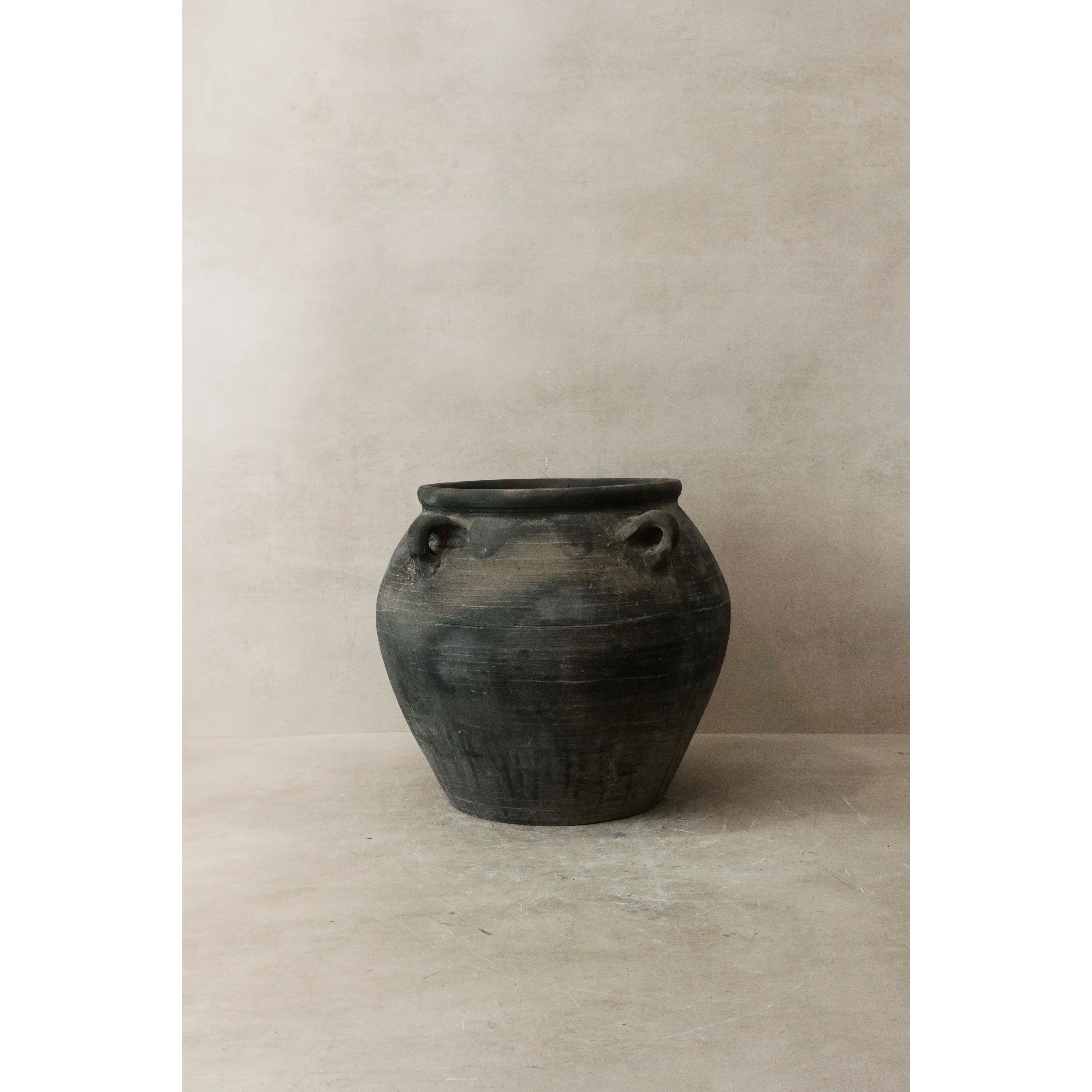 Vintage Dark pot with ears - E4.5