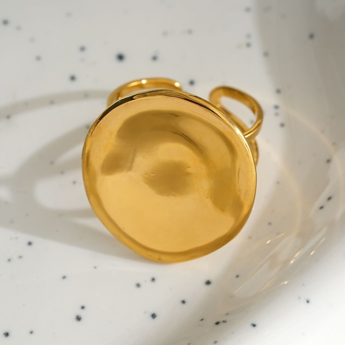 Anello piatto concavo rotondo in oro