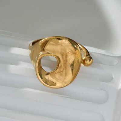 Grande anello a fascia curva in oro