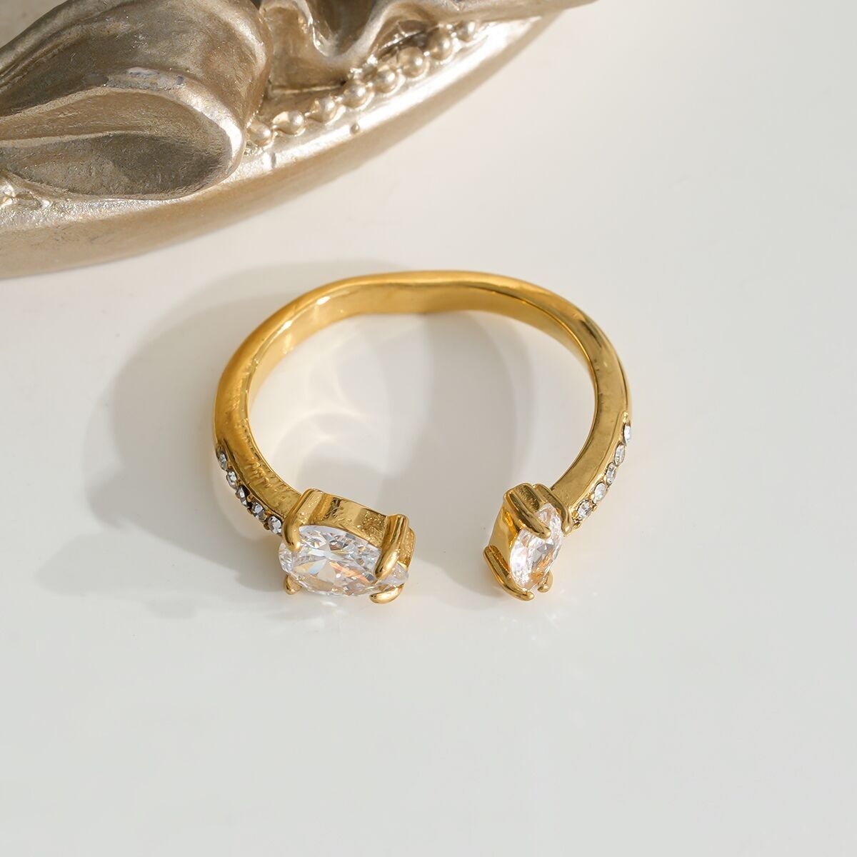 Piccolo Anello Di Strass Con Strass Su Punte Dorate