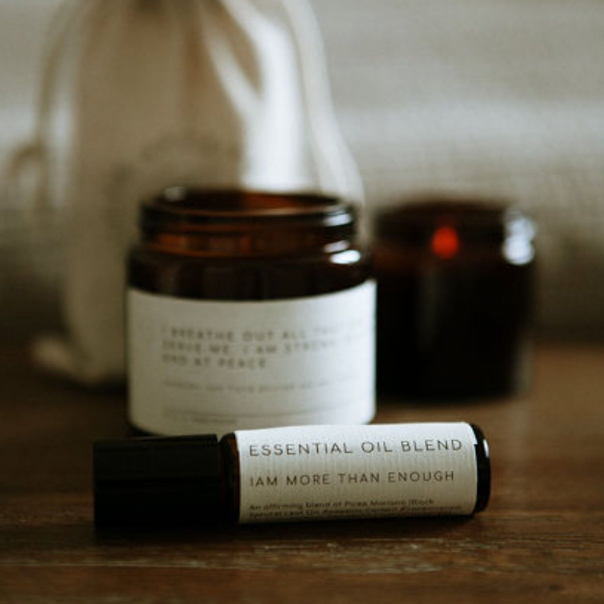 Geschenkset zur Linderung von Angstzuständen mit Sojakerze und Aromatherapie-Tintenroller