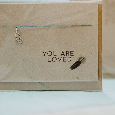 Carte de souhait et bracelet à breloques plume - vous êtes aimé - cadeau souvenir fait à la main