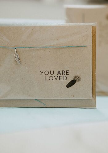 Carte de souhait et bracelet à breloques plume - vous êtes aimé - cadeau souvenir fait à la main 1