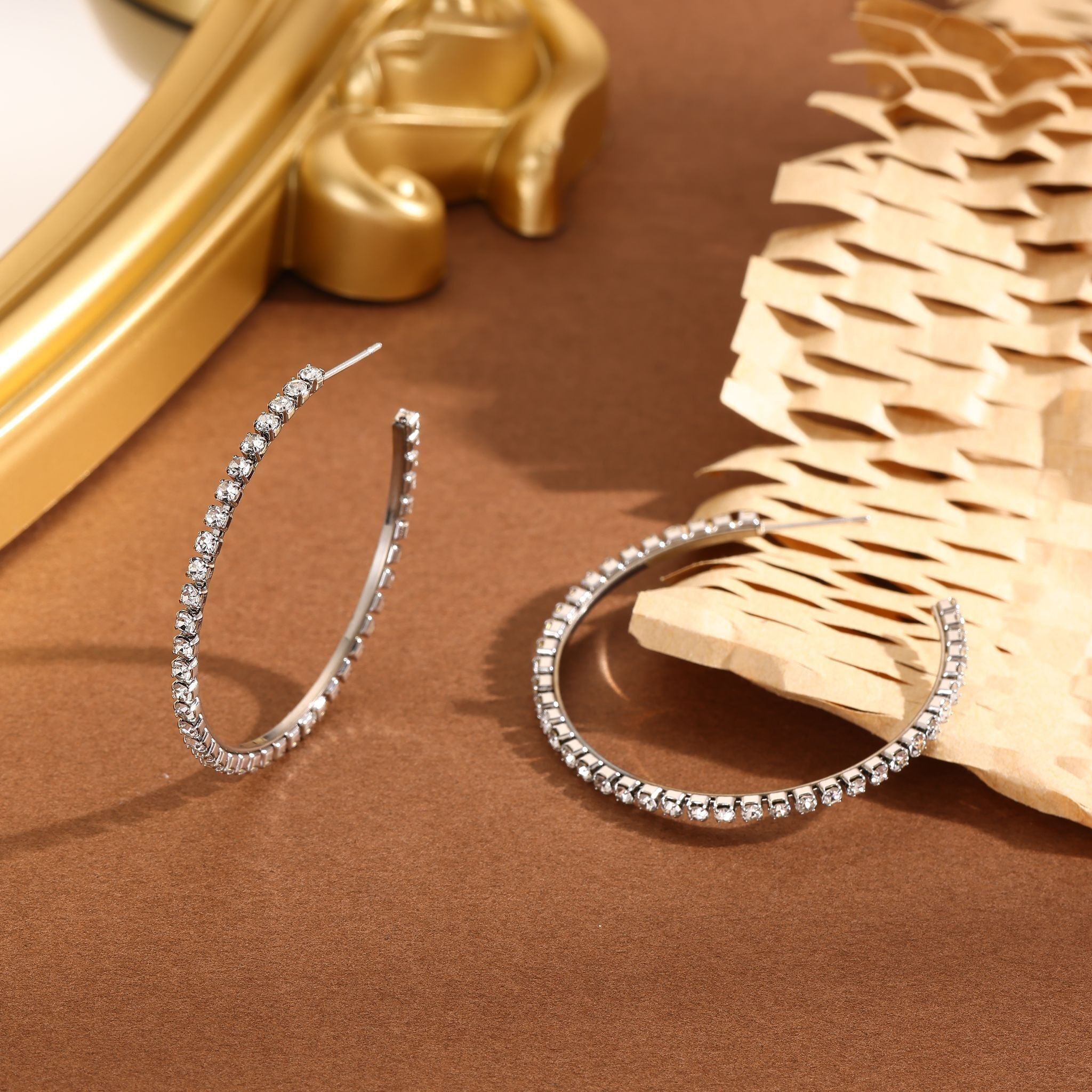 Orecchini a cerchio aperti con strass argento