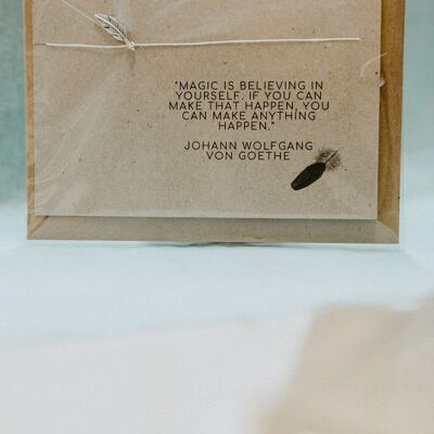 Carte de souhait et bracelet à breloques plume - La magie croit en vous-même - Cadeau souvenir fait à la main