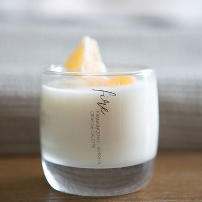 Bougie infusée d'encens et de myrrhe avec cristal de calcite orange