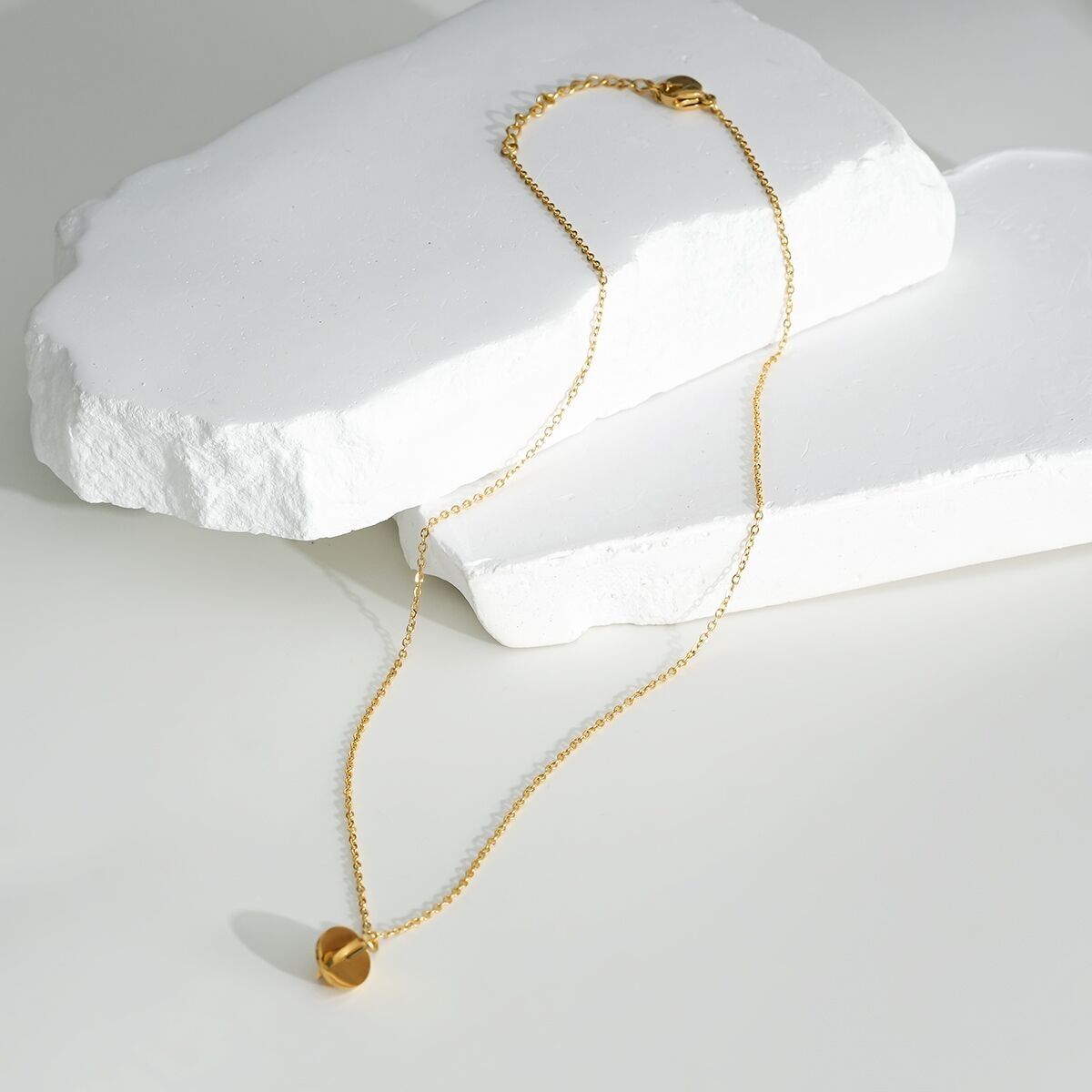 Collana con croce ovale tridimensionale in oro