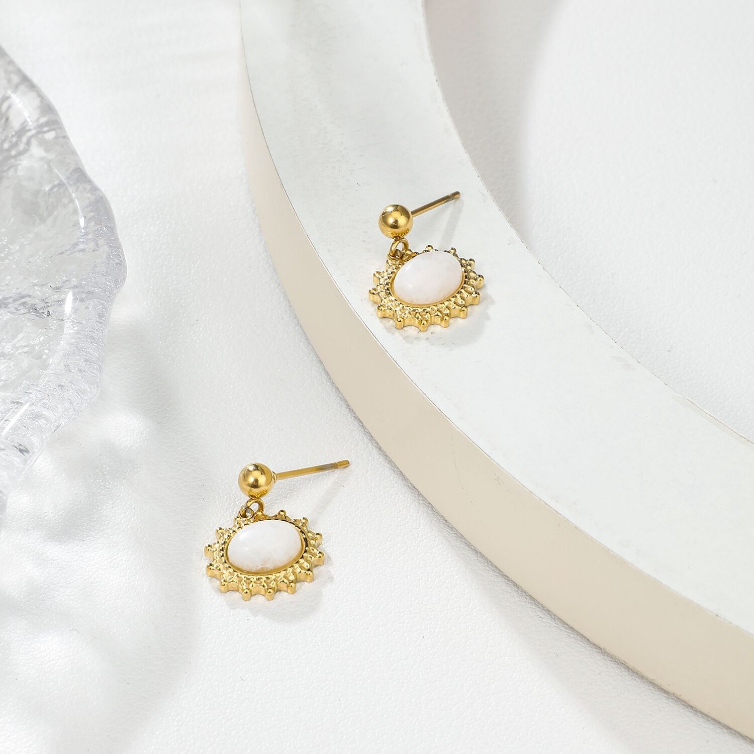 Goldene Sonnenohrringe aus weißem Stein
